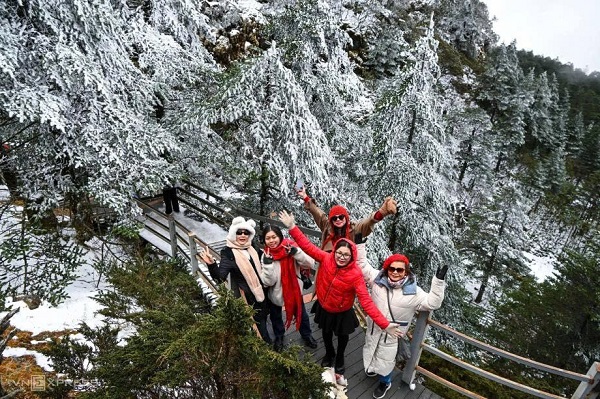 Thời trang khi tham quan danh lam thắng cảnh, leo núi