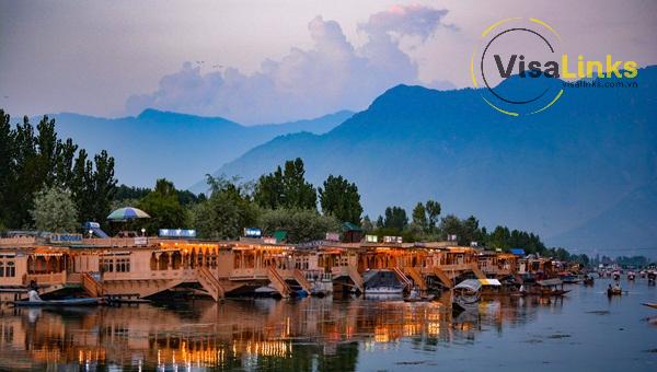 Srinagar được tọa lạc trong thung lũng Kashmir