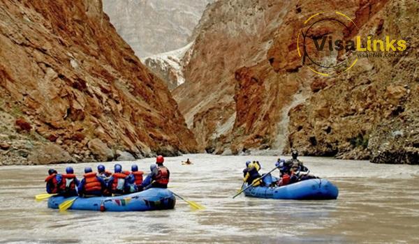 Đi bè trên sông đến Rishikesh