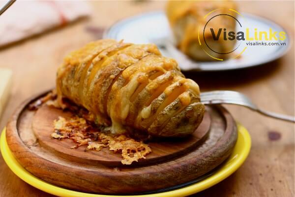 Khoai tây nướng Hasselback