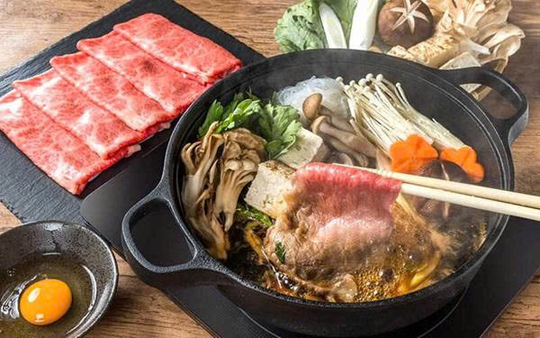 Lẩu bò Sukiyaki - món ăn truyền thống trong ẩm thực Nhật Bản