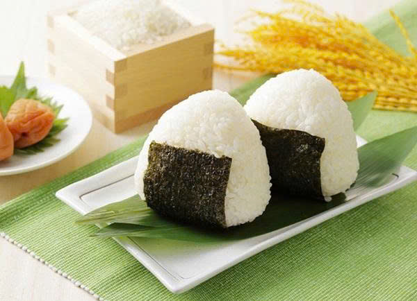 Onigiri cơm nắm Nhật Bản với nhiều loại nhân truyền thống