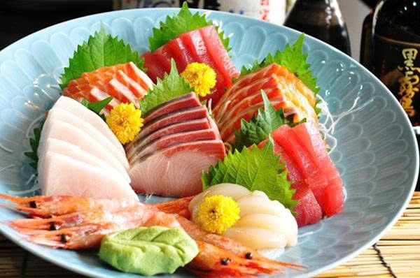 Sashimi cá hồi và hải sản tươi trong ẩm thực Nhật Bản