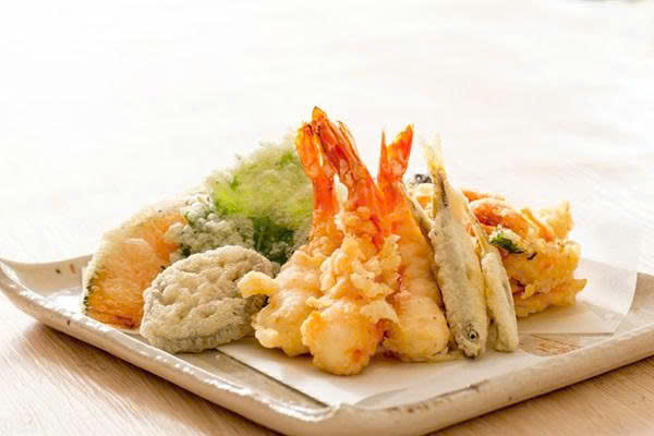 Tempura hải sản và rau củ chiên giòn kiểu Nhật