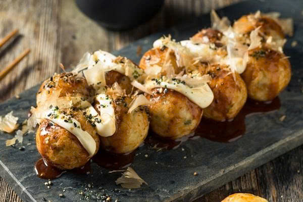 Takoyaki bánh bạch tuộc nổi tiếng trong ẩm thực Nhật Bản