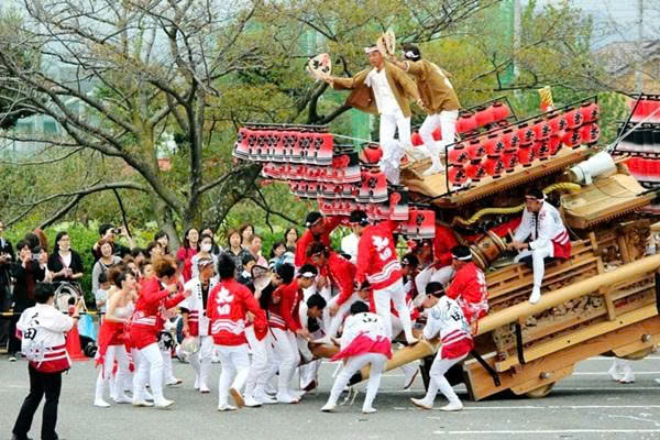 Người dân kéo xe Danjiri trong lễ hội Kishiwada
