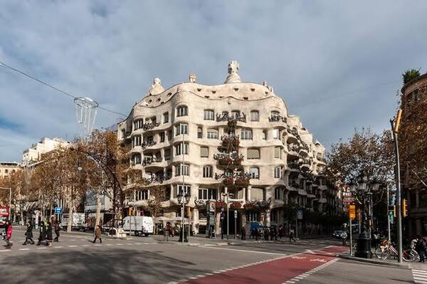 Kiệt tác kiến trúc La Pedrera (Casa Mila)
