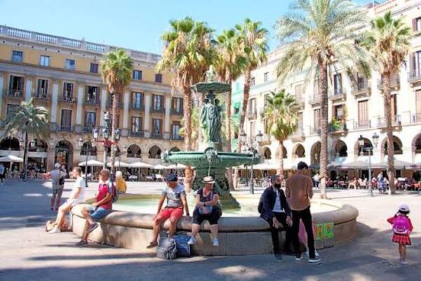 Tản bộ tại Quảng trường Plaça Reial