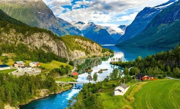 Geirangerfjord là vịnh hẹp đẹp nhất và là biểu tượng của Na Uy