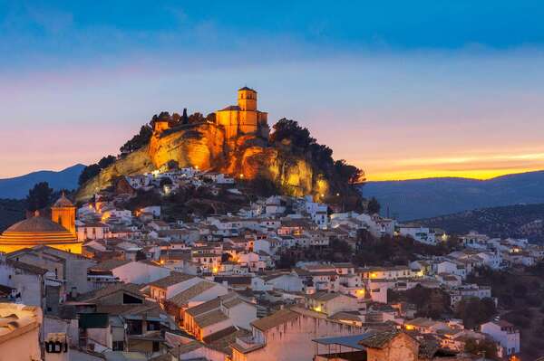 Granada nổi tiếng với Cung điện Alhambra