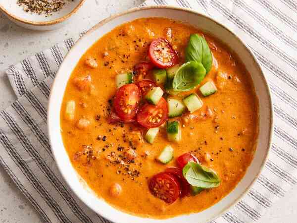 Súp lạnh Gazpacho[Súp lạnh GazpachoBánh mì cà chua Pan Con TomatePan con Tomate là món ăn đơn giản nhưng rất phổ biến trong ẩm thực Tây Ban Nha, đặc biệt tại vùng Catalonia. Món ăn được làm từ bánh mì nướng giòn, phết cà chua chín nghiền, thêm một ít dầu ô liu nguyên chất và muối.Sự kết hợp giữa lớp bánh mì giòn thơm và vị tươi ngọt của cà chua tạo nên hương vị mộc mạc nhưng cuốn hút. Pan con Tomate thường được dùng cho bữa sáng, món khai vị hoặc ăn kèm với giăm bông Jamón và phô mai.[img: mon-an-noi-tieng-tay-ban-nha-18.jpg