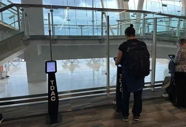 Du khách xuất trình hộ chiếu và mã QR TDAC khi làm thủ tục nhập cảnh