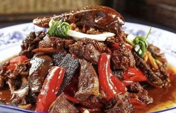 Vịt hầm tiết và gạo nếp là món ăn đặc trưng của vùng Tương Tây