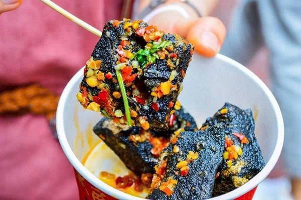 Đậu phụ thối món ăn đường phố tại Phượng Hoàng Cổ Trấn