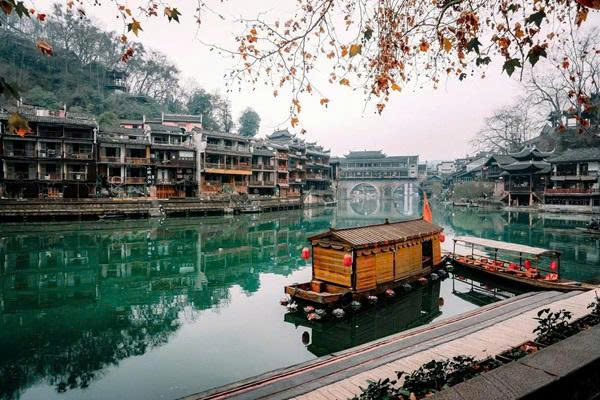 Du khách đi thuyền trên sông Đà Giang tại Phượng Hoàng Cổ Trấn