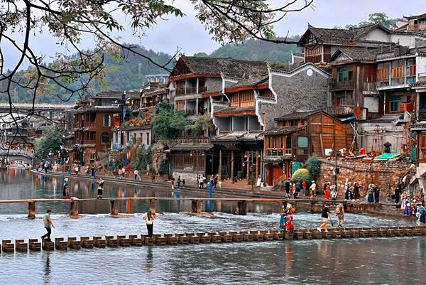 Phố cổ Phượng Hoàng với những ngôi nhà cổ bên sông Đà Giang