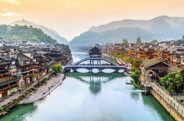 Sông Đà Giang tạo nên khung cảnh đặc trưng của Phượng Hoàng Cổ Trấn