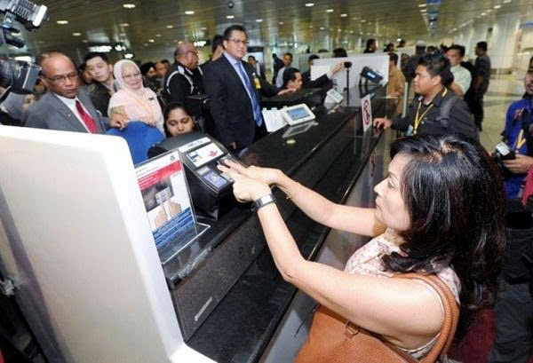 Du khách hoàn tất thủ tục nhập cảnh tại sân bay Malaysia